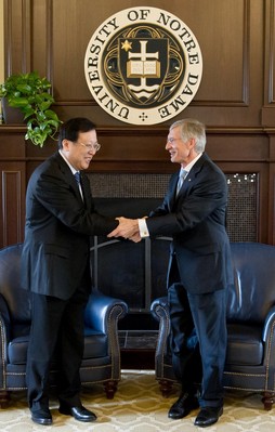 中国教育部副部长郝平和圣母大学教务长Thomas G. Burish